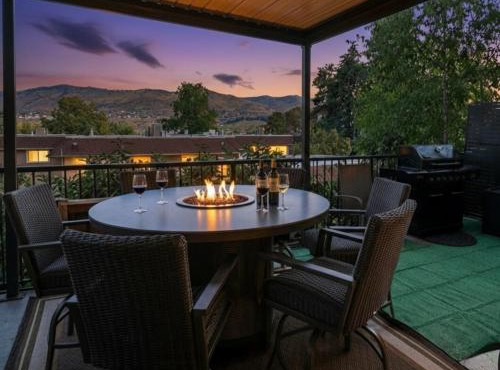 Lakeside luxury with hot tub and pool