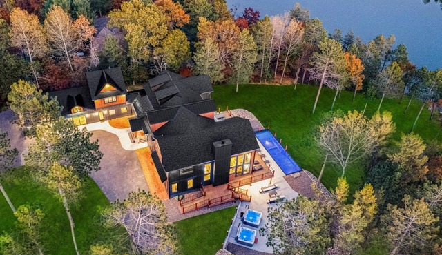 Lakeside Mansion 10,000SF- Heated Pool - Two Hot Tubs - Theater- Sleeps up to 62