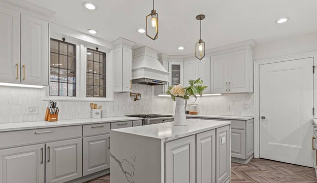 Lakeside Mansion - Stylish Bedroom