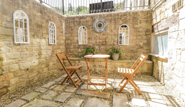 LAKESIDE MILL COTTAGE, pet friendly, with a garden in Nailsworth