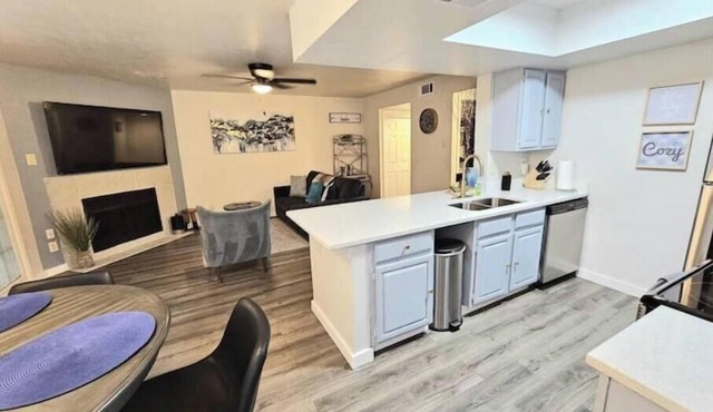 Lakeside Modern and peaceful Condo!