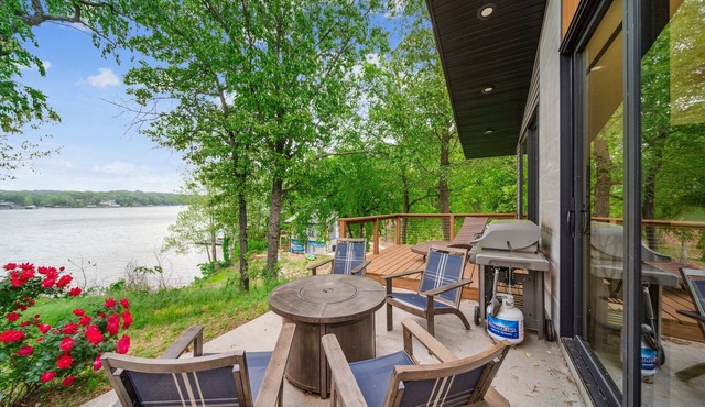 Lakeside Modern Luxury w/Lake Views