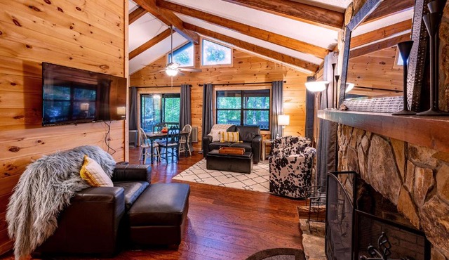 Lakeside Mountain Oasis - 3 Bedroom Cabin with Outdoor Hot Tub