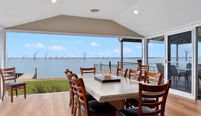 Lakeside Mulwala absolute waterfront with older private jetty