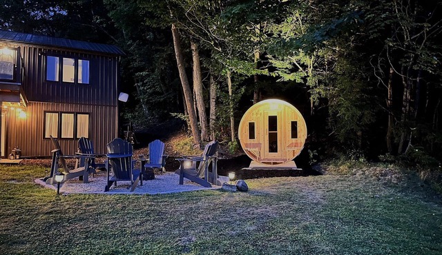 Lakeside Muskoka Haven! Premier Luxury Cottage with Sauna & Muskoka Room