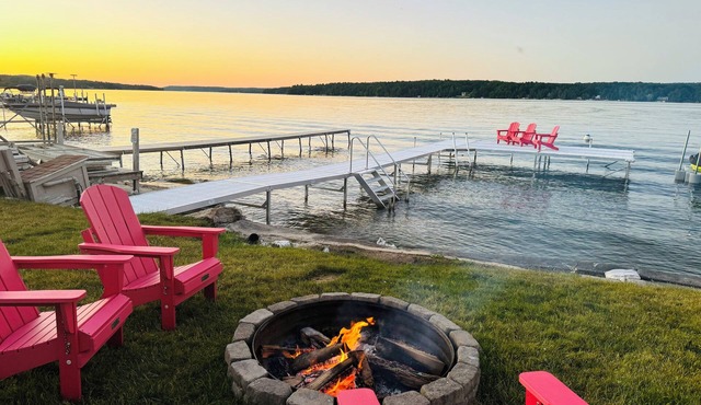 Lakeside, New Large Dock & Mooring Ball. On beautiful Lake Charlevoix 🥂