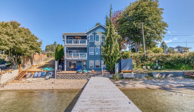Lakeside Oasis~ 3-level home ON the lake!