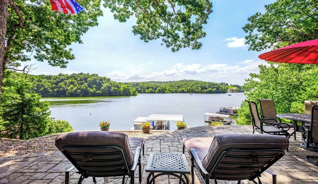 Lakeside Oasis – Room for 12!