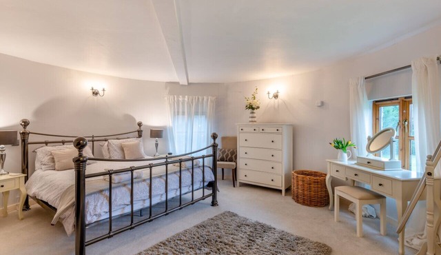 Lakeside Oast - Three Bedroom House, Sleeps 6