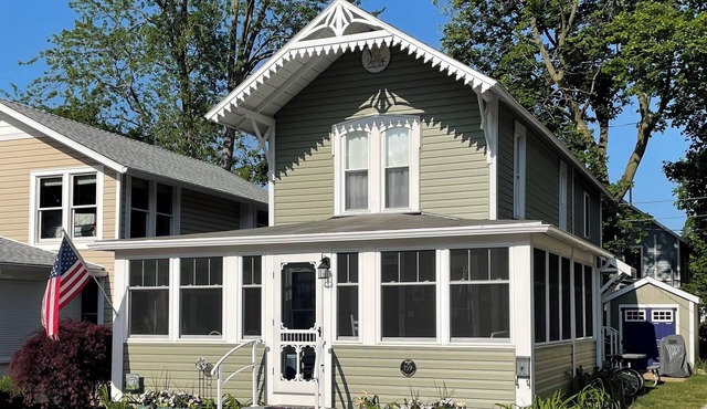 Lakeside OH Cottage, large porch, lake views, steps to park & shopping