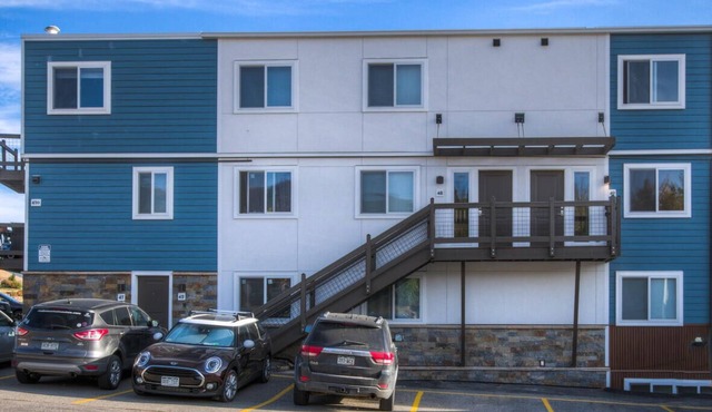 Lakeside One-Bedroom with Balcony/Views! Close to Keystone.