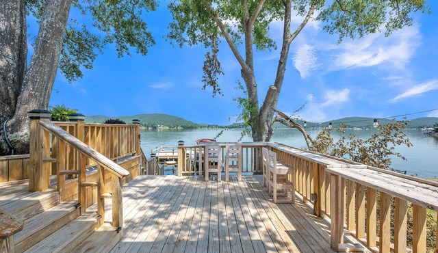 Lakeside Paradise: 4BR Retreat on Neely Henry Lake by RedAwning