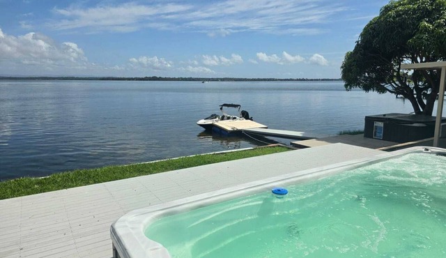 Lakeside Paradise - Absolute Waterfront Entire home in Toukley, Australia