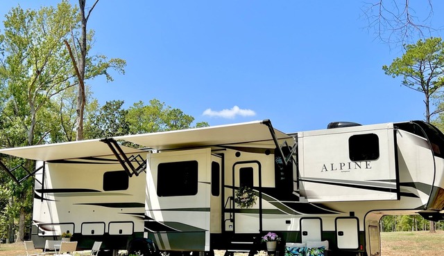 "Lakeside Paradise: RV Sleeps 6 @Lake Sam Rayburn - The Perfect Getaway Awaits!"