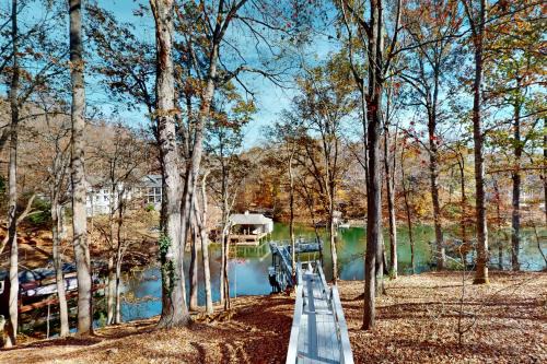 Lakeside Park - Spacious pet friendly house w/hot tub, kayaks, air hockey, deck & patio
