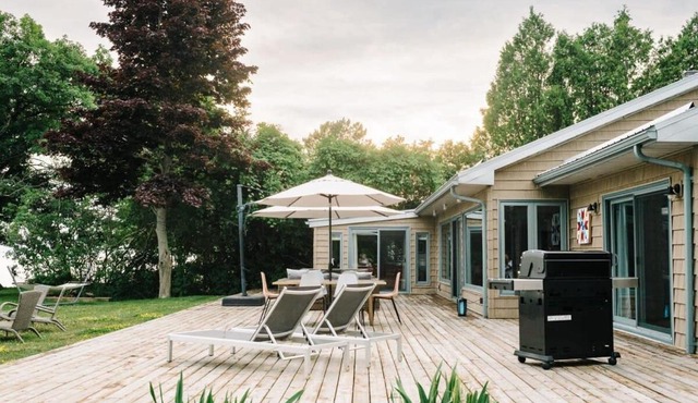 Lakeside PEC: Beautiful Waterfront & Patio