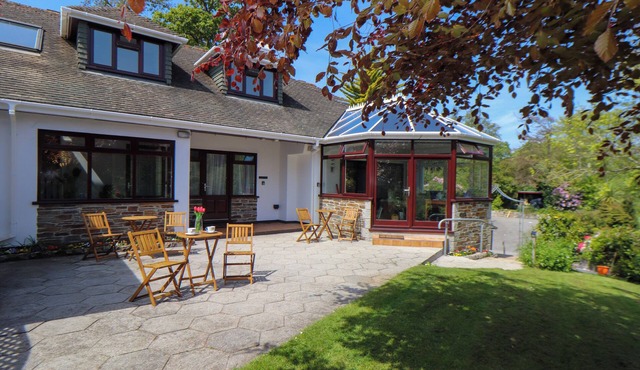 LAKESIDE, pet friendly, country holiday cottage in Falmouth