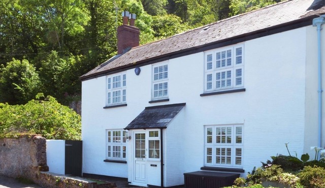 LAKESIDE, pet friendly, luxury holiday cottage in Millbrook