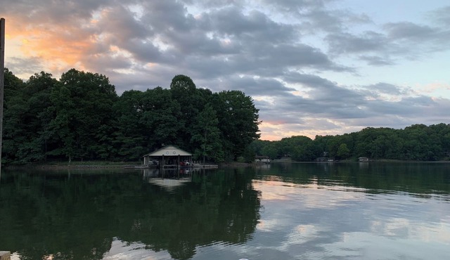 Lakeside Pet-Friendly Retreat in a Quiet Cove.