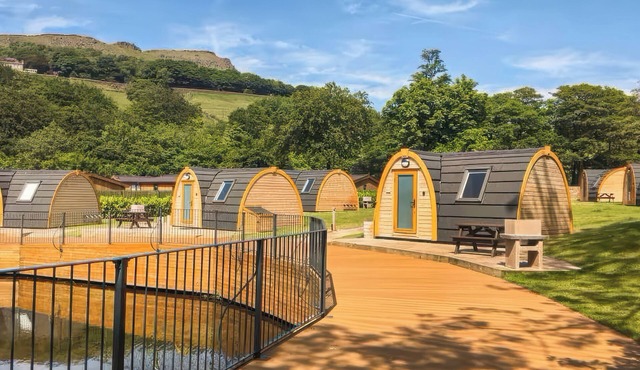 LAKESIDE PODS - PETS WELCOME, pet friendly in Greenfield