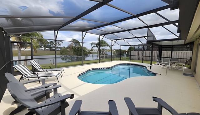 Lakeside Pool Home, Games close to Disney & Malls