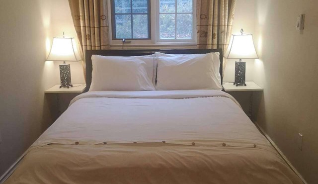 Lakeside Private suite (Queen bed room)