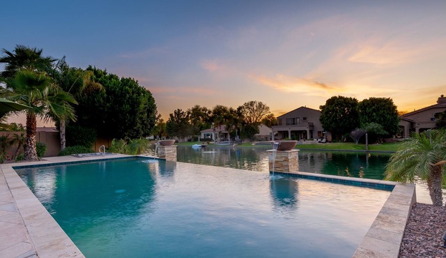 Lakeside Property w Infinity Pool and Hot Tub