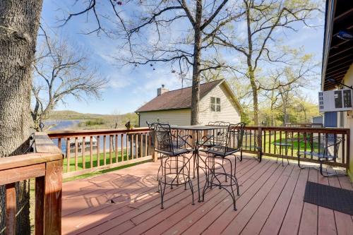 Lakeside Reeds Spring Home w/Deck & Pool Access!
