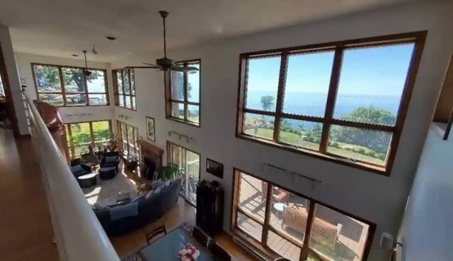 Lakeside Resort Home: Sunsets, fishing, paddling - pet friendly