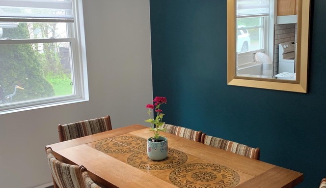 Lakeside Retreat:Stunning Fall Colours, Near City. Pet Friendly!