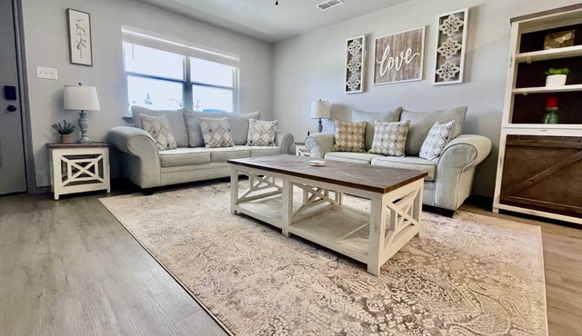 Lakeside Retreat - 3BR 2BA - Close to Hospitals