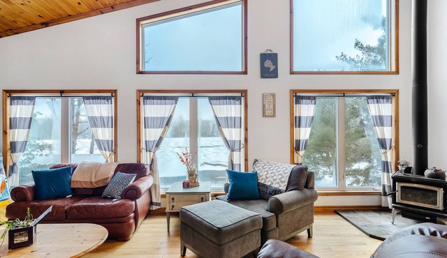 Lakeside Retreat: 5-BR Cottage in Parry Sound