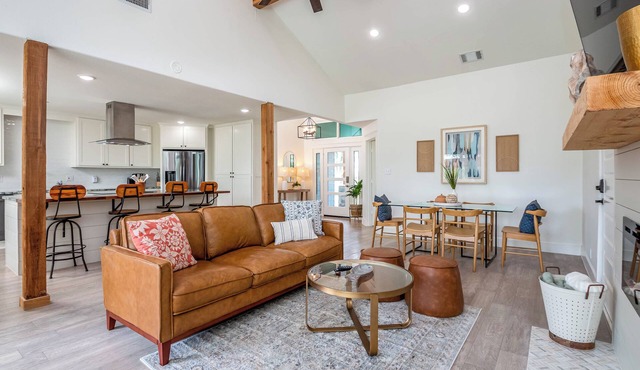 Lakeside Retreat – 6BR, Huge Backyard, Private Sandy Beach Access!