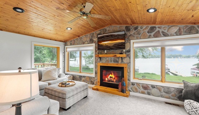 Lakeside Retreat- 7beds/4bd/2ba! Family and pet friendly!