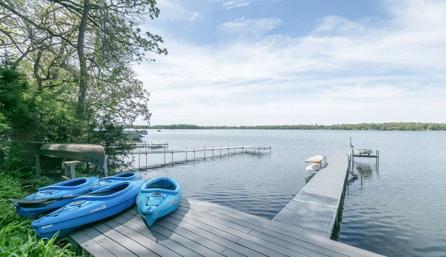 Lakeside Retreat at Lake Ripley - Swimming, Dock, Kayaks, & PONTOON RENTAL