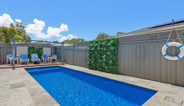 Lakeside Retreat - Cheerful Family Home with Pool