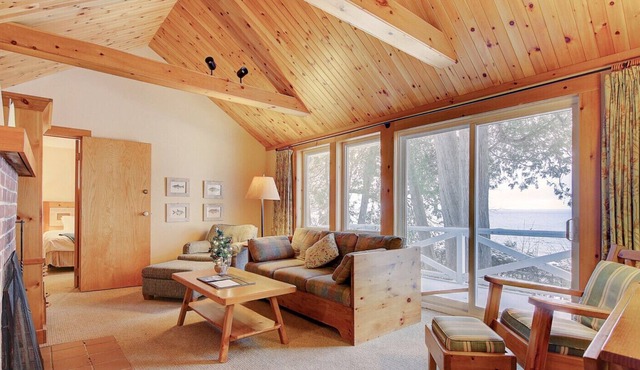 Lakeside Retreat cottage with ideal lakeView (divot)