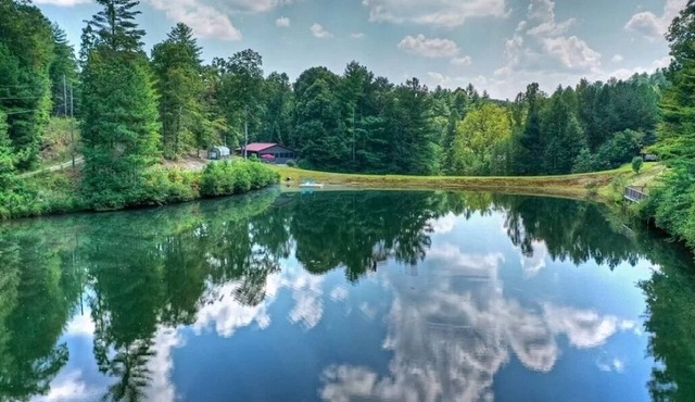 Lakeside Retreat: Explore 35 acres of wilderness and private lake, hot tub