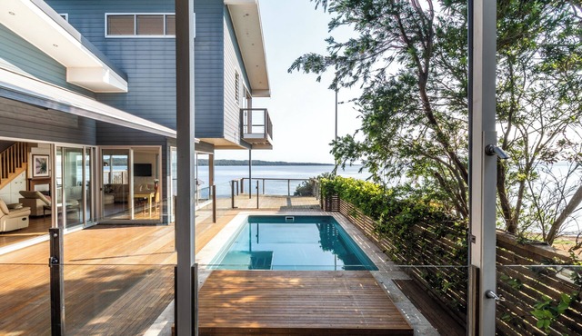 Lakeside Retreat for Families & Groups – Spacious 5-Bedroom Home with Pool