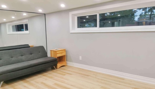 Lakeside Retreat | Modern Renovated House|9 Parkings| Large Backyard