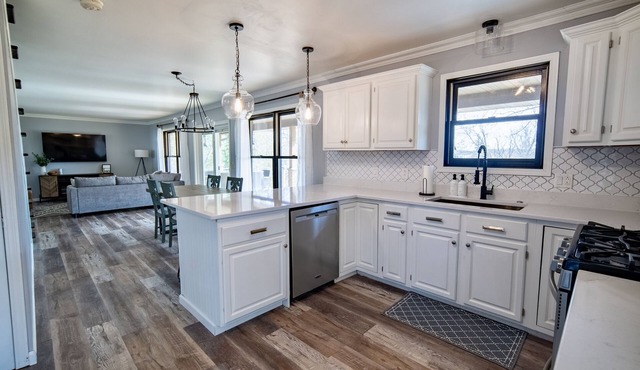Lakeside Retreat on 2 acres, Fire Pit, Large Deck, King Bed, Bunk Room, Modern