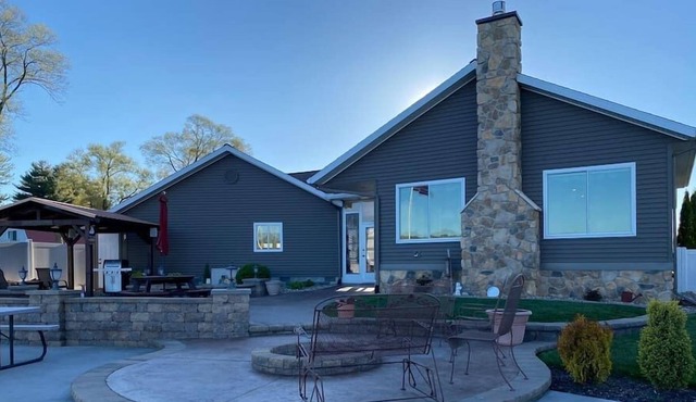 Lakeside Retreat on Pigeon Lake
