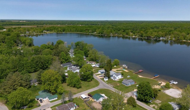 Lakeside Retreat on South Scott Lake – Pet Friendly | Sleeps 8