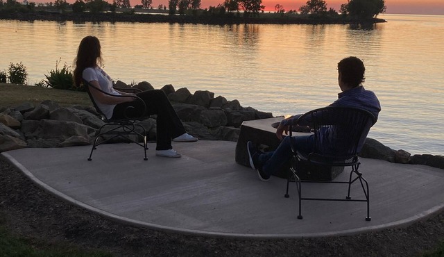 LAKESIDE RETREAT-Overlooking the scenic beauty of Lake Erie, Lorain,Ohio