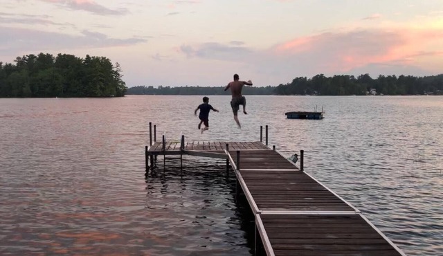 Lakeside retreat-Private Beach-5+ bedrooms-Little Sebago Lake-30 min to Portland