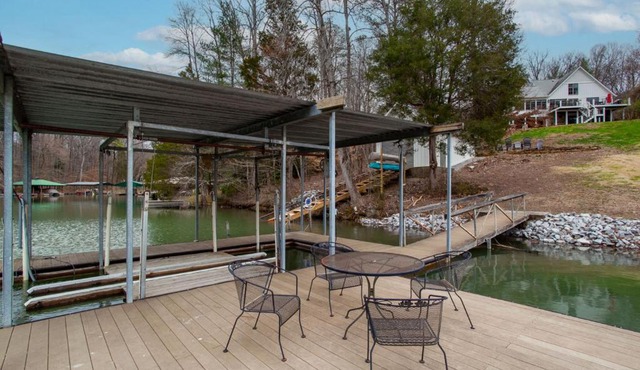 Lakeside Retreat - Private Lake Access