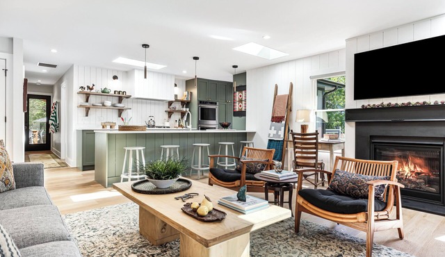 Lakeside Retreat – Renovated & Charming 3BR with Pool & Hot Tub