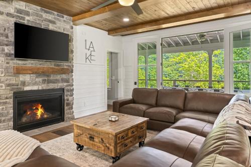 Lakeside Retreat Sleeps 22 Dock Grill Game Room