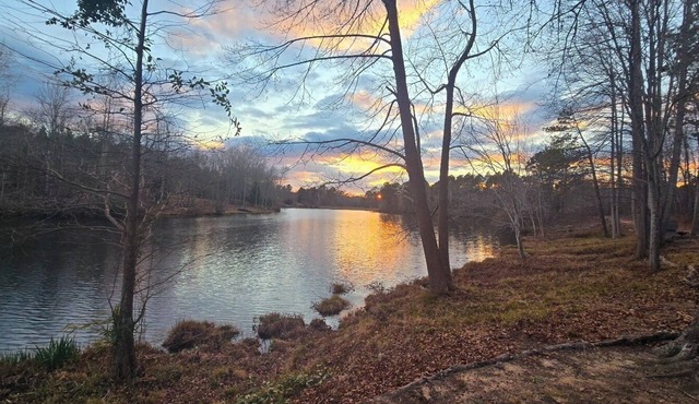 Lakeside Retreat - Tranquil Escape Minutes from Aiken, Augusta & Stable View.
