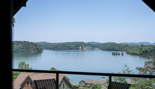 Lakeside Retreat: Unwind and Rejuvenate at our Boone Lake Rental with Hot Tub